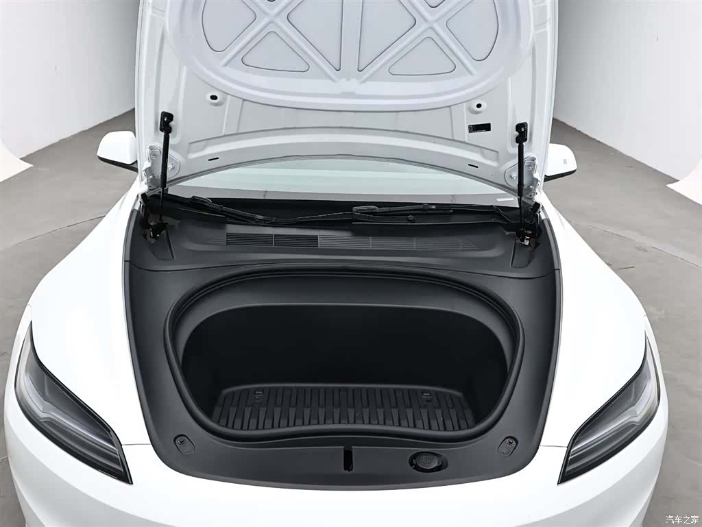 Tesla Model 3, 2024 17