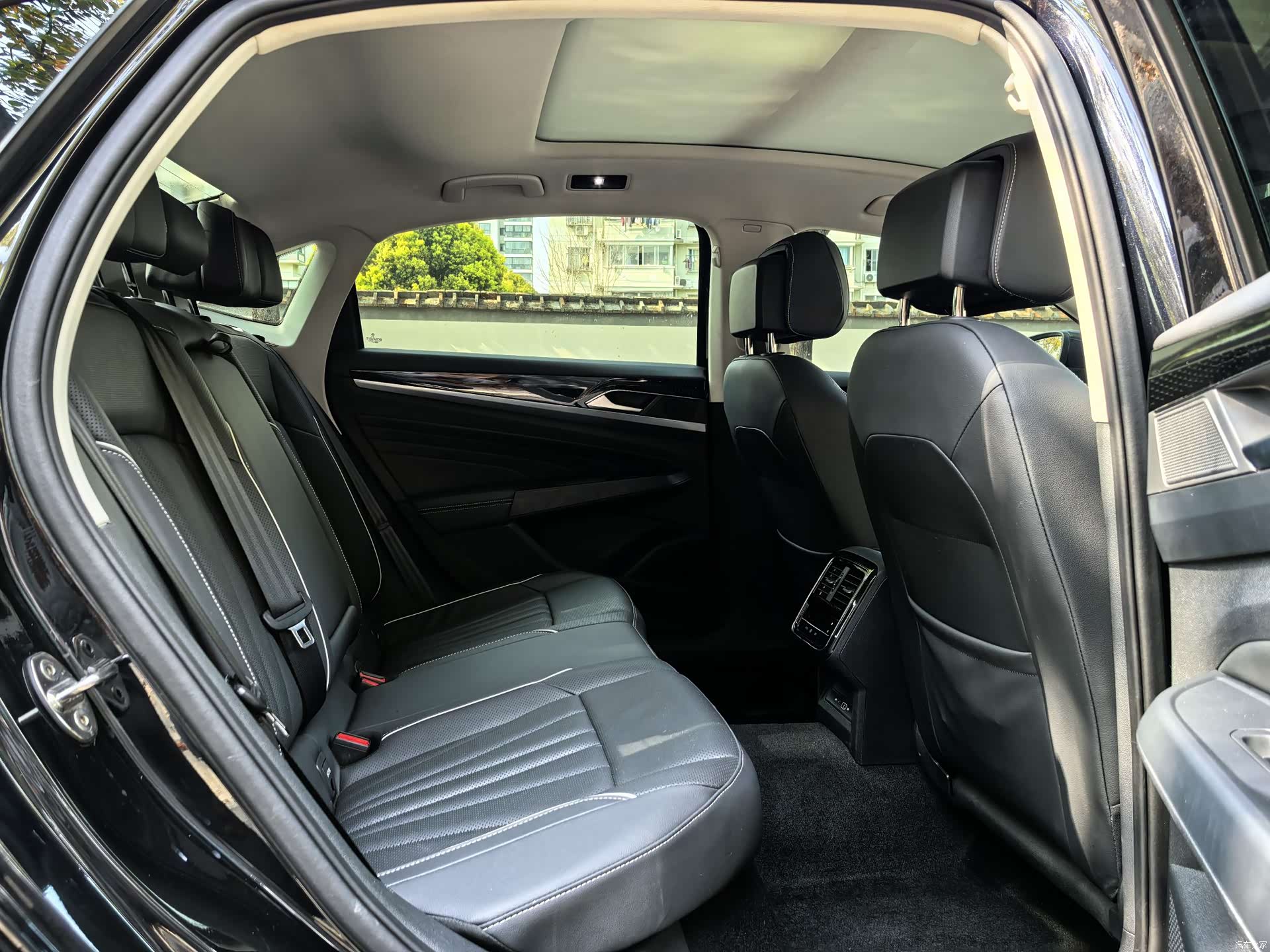Volkswagen Passat, 2023 все фото