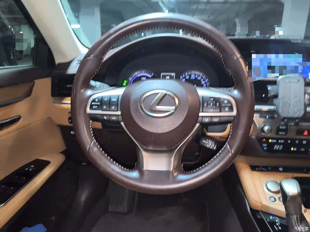 Lexus ES, 2016 3
