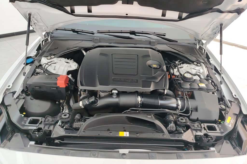 Land Rover XEL, 2022 10