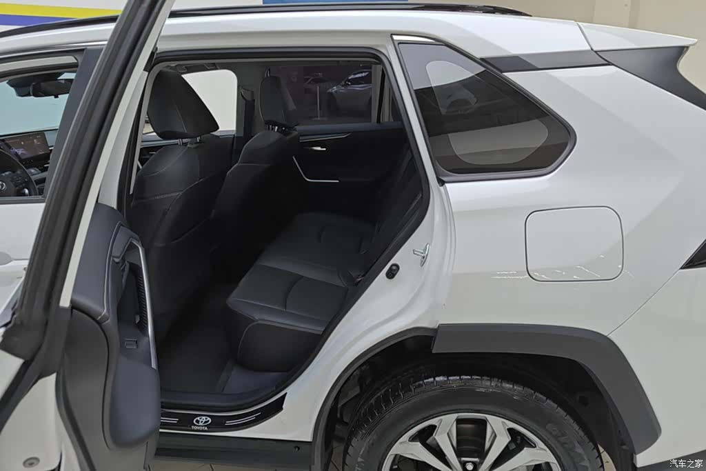 Toyota RAV4, 2024 11