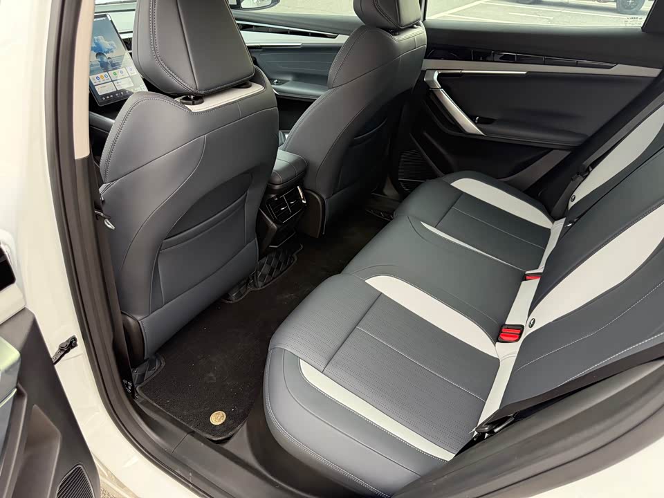Geely Atlas L
