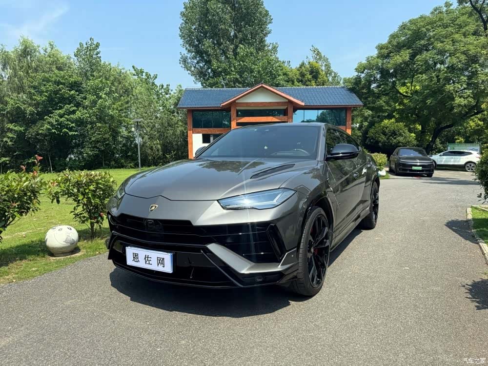 Lamborghini Urus, 2023 1