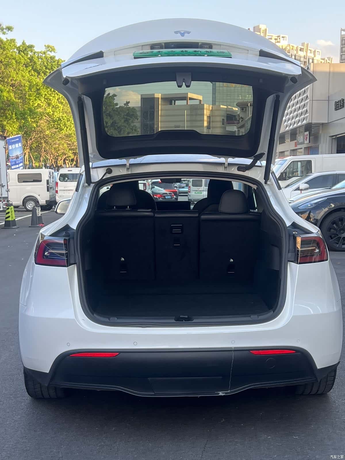 Tesla Model Y, 2023 33