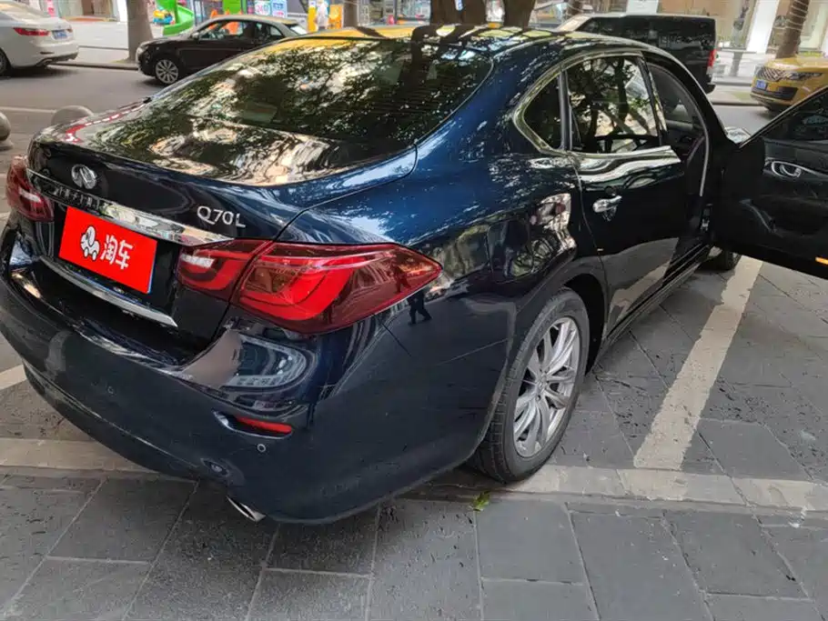 Infiniti Q70