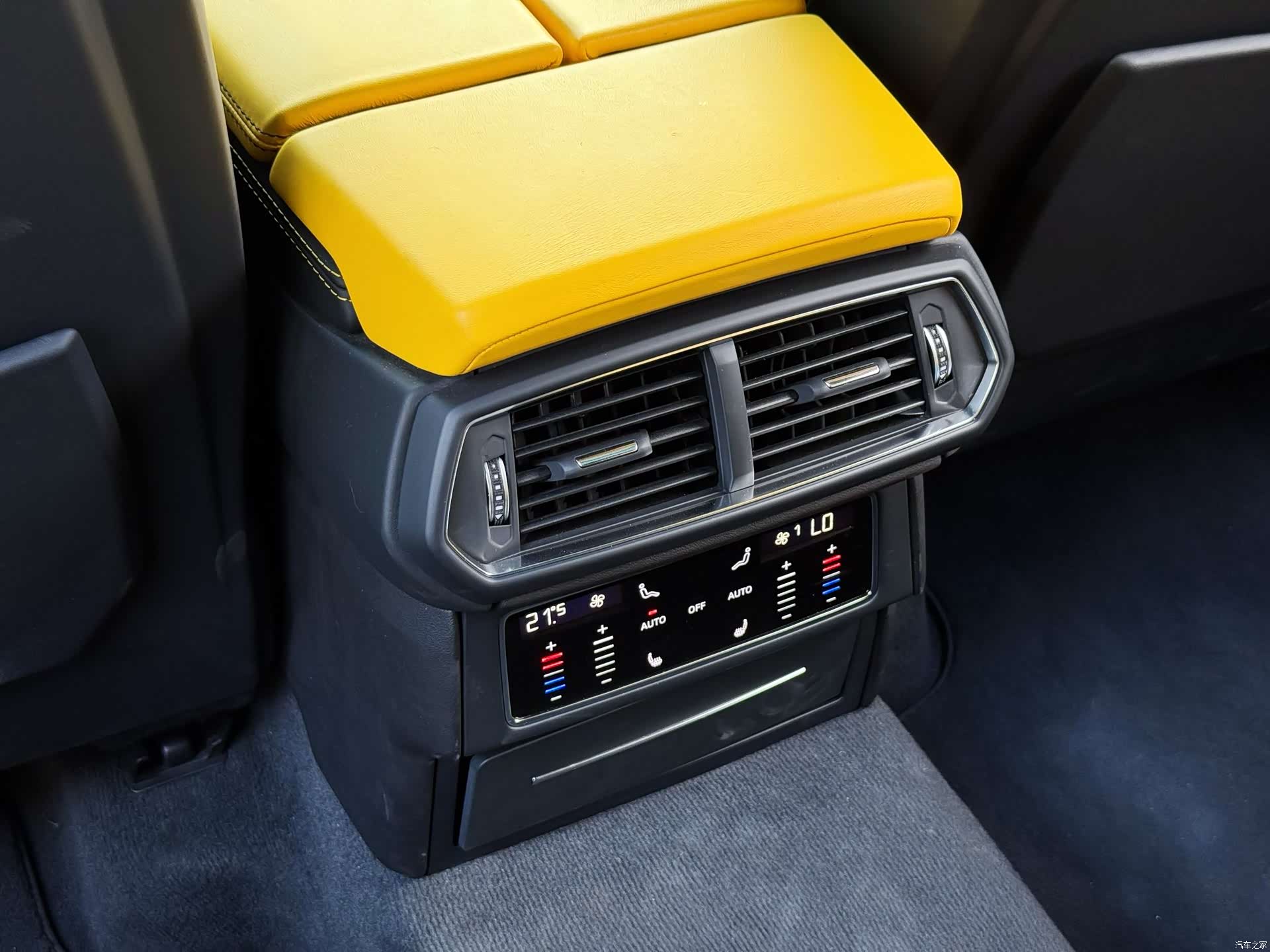 Lamborghini Urus, 2023 10