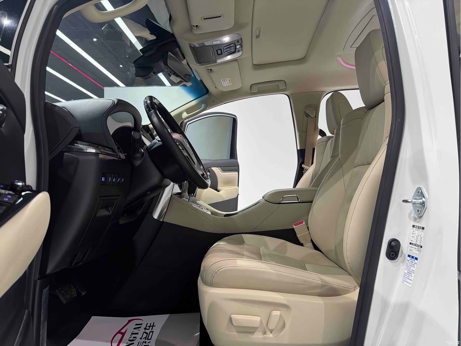 Toyota Alphard, 2021 все фото