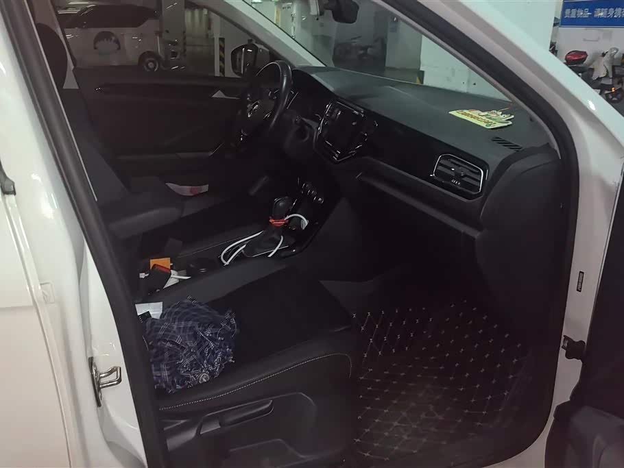 Volkswagen T-ROC exploring Songs