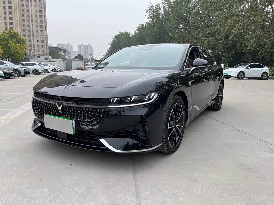 VOYAH Lantu chasing light