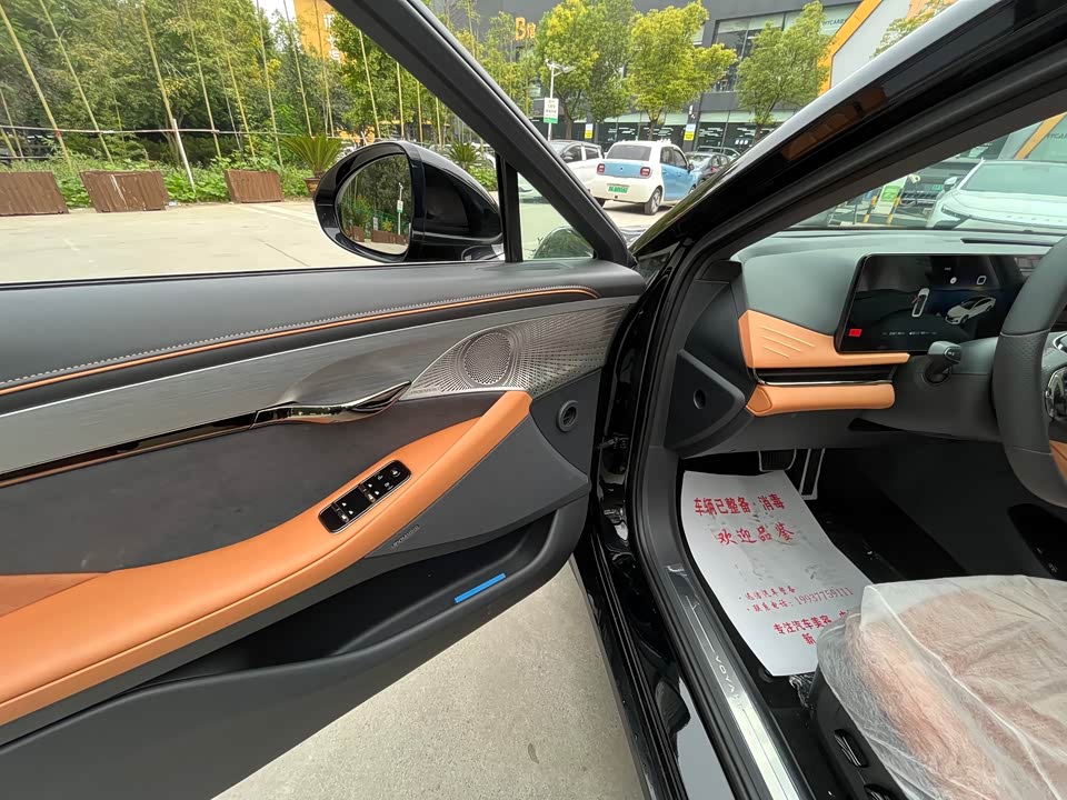 VOYAH Lantu chasing light