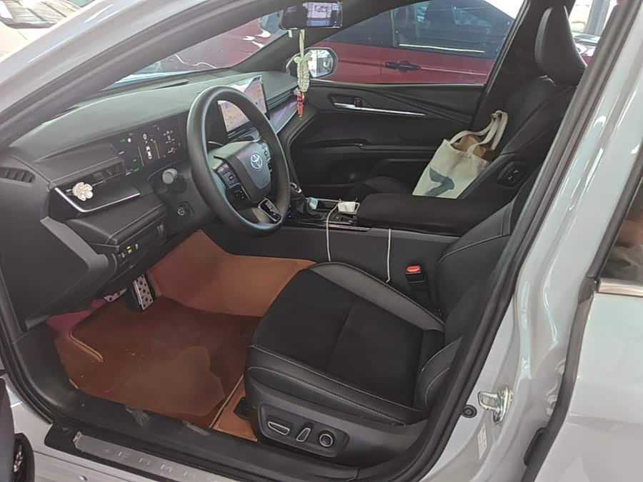 Toyota Camry 2024, фото 15