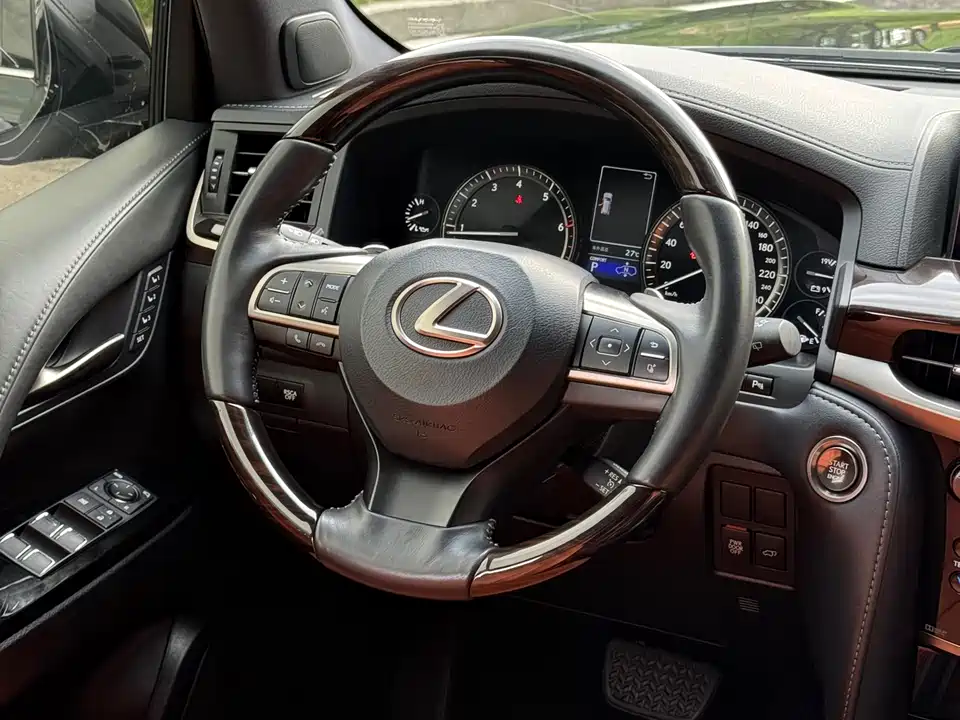 Lexus LX