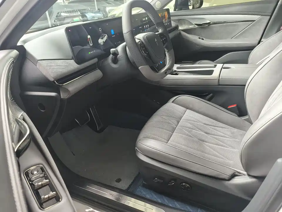 VOYAH Lantu chasing light