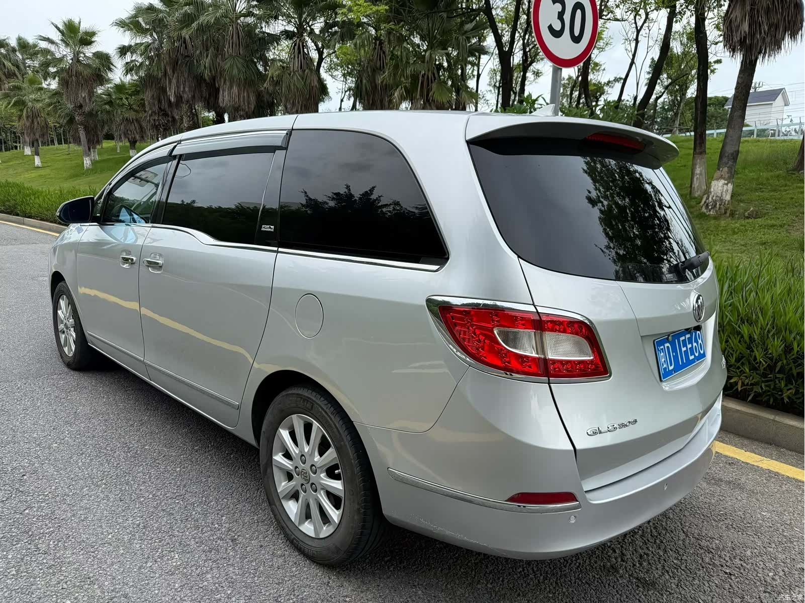 Buick GL8, 2012 7