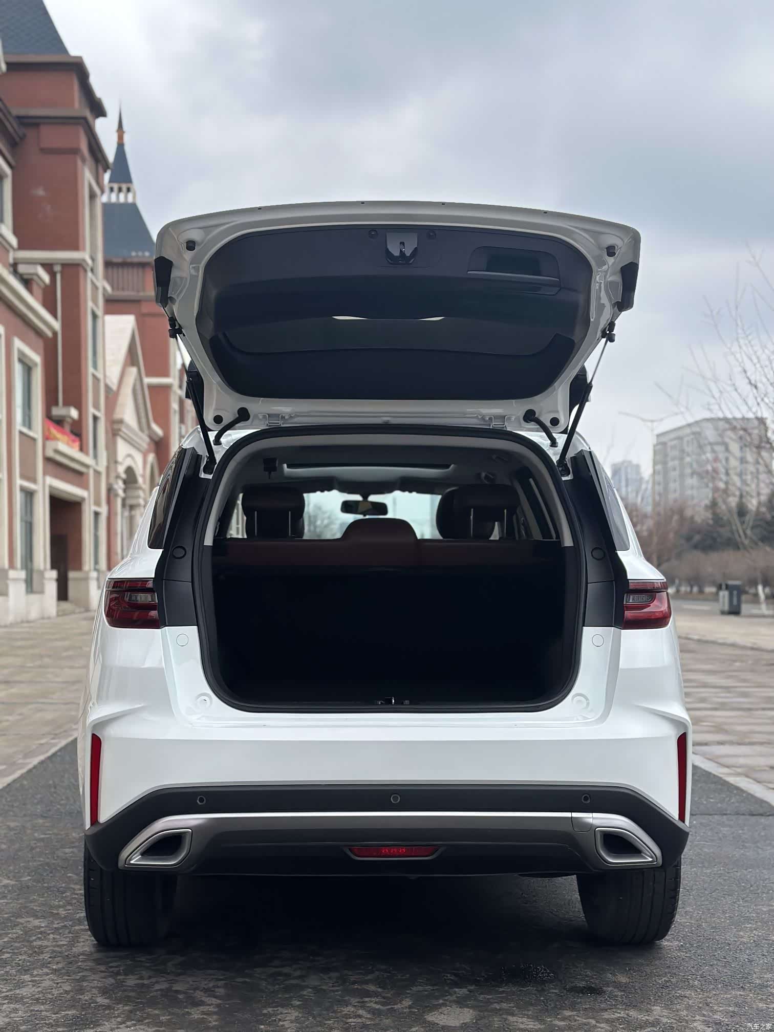 Geely X6, 2022 13