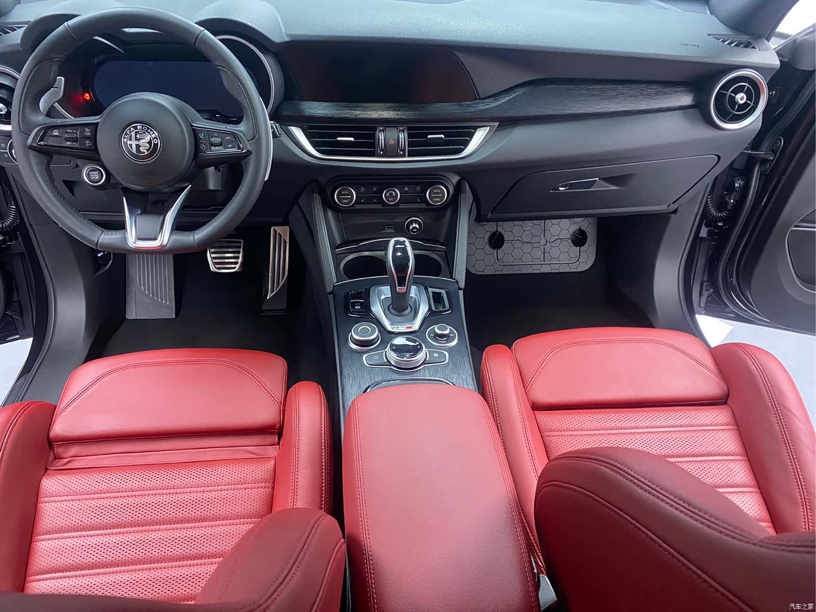 Alfa Romeo Stelvio, 2025 8