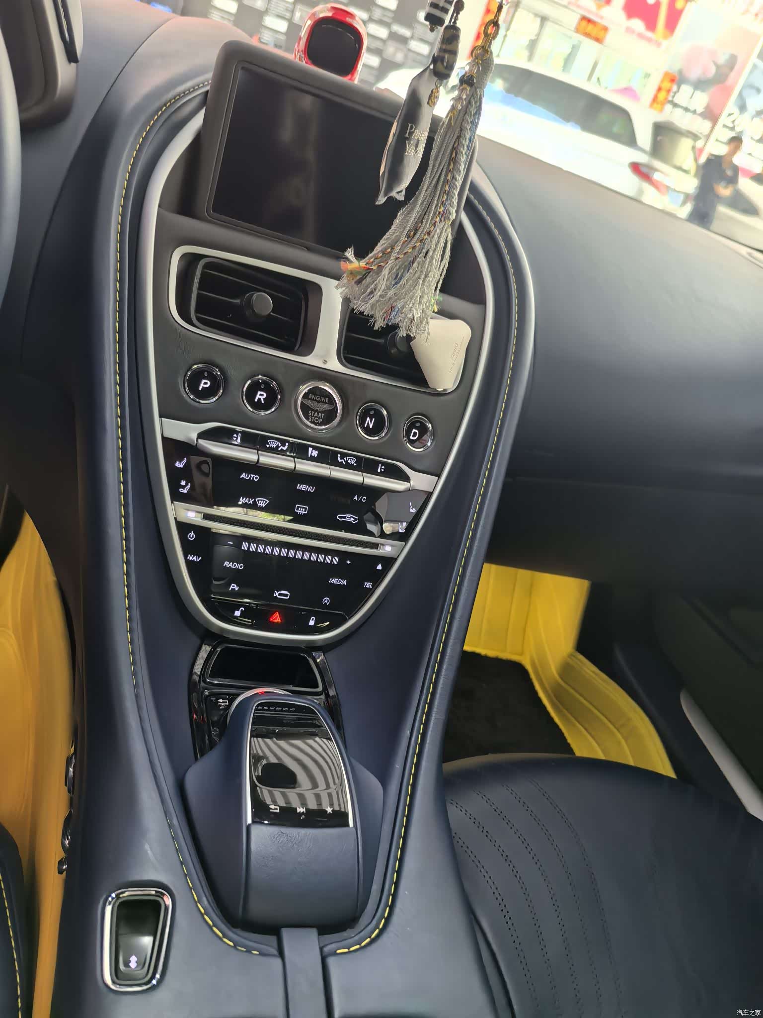 Aston Martin DB11, 2019 12