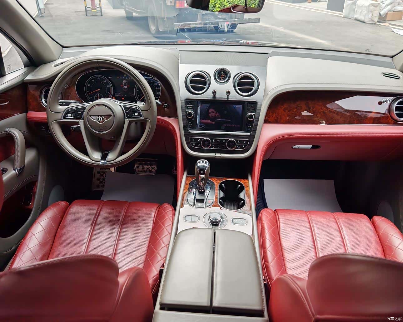 Bentley Bentayga, 2019 11