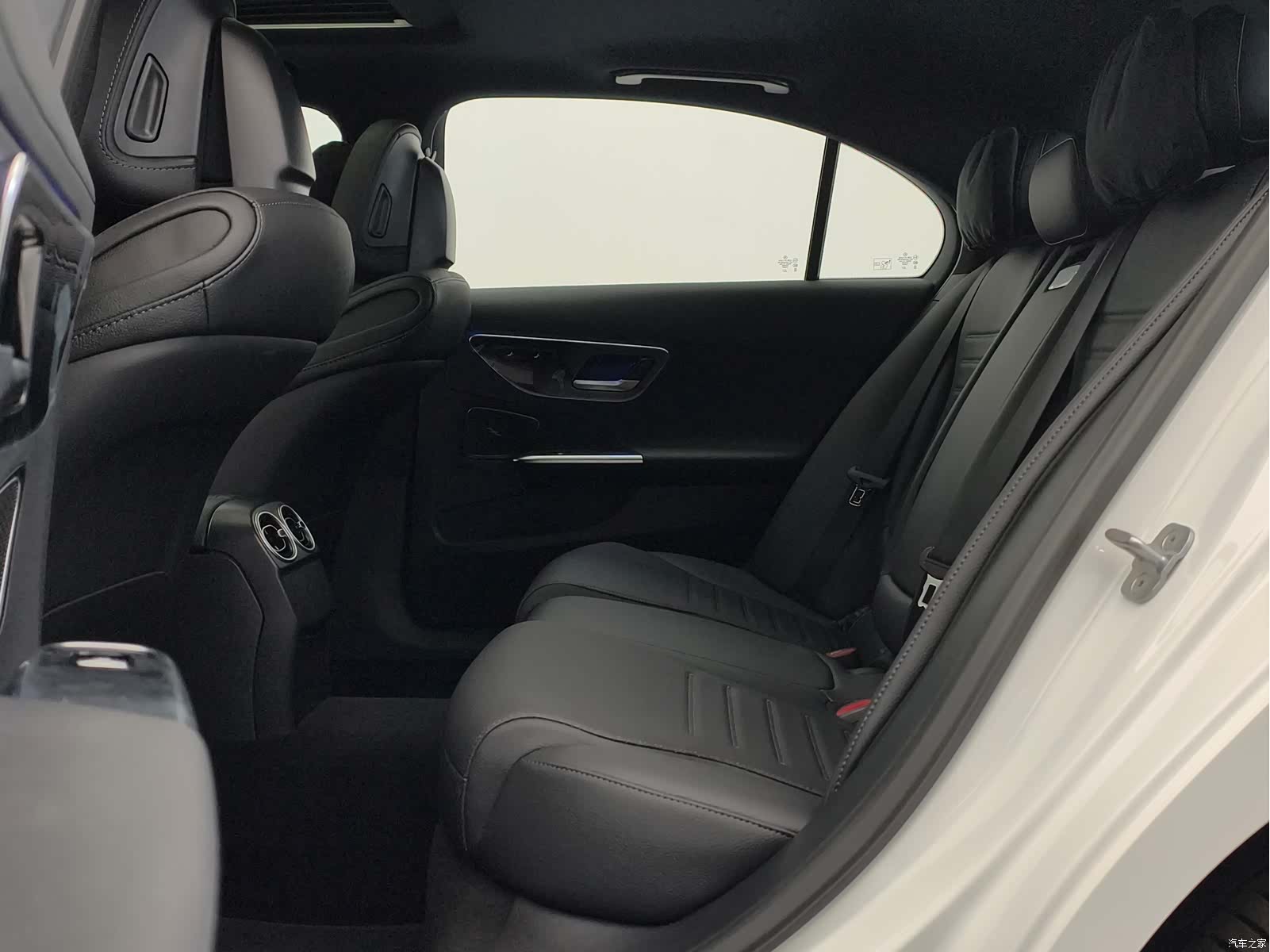 Mercedes-Benz C-Class, 2026 13