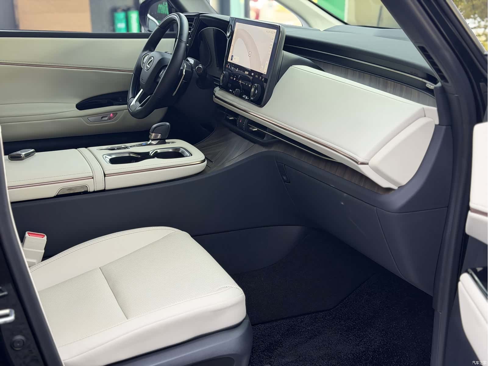Lexus LM, 2024 13