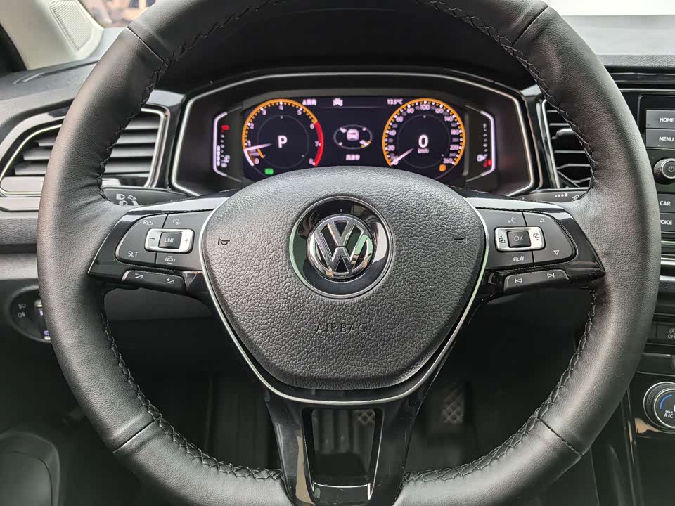 Volkswagen T-ROC exploring Songs