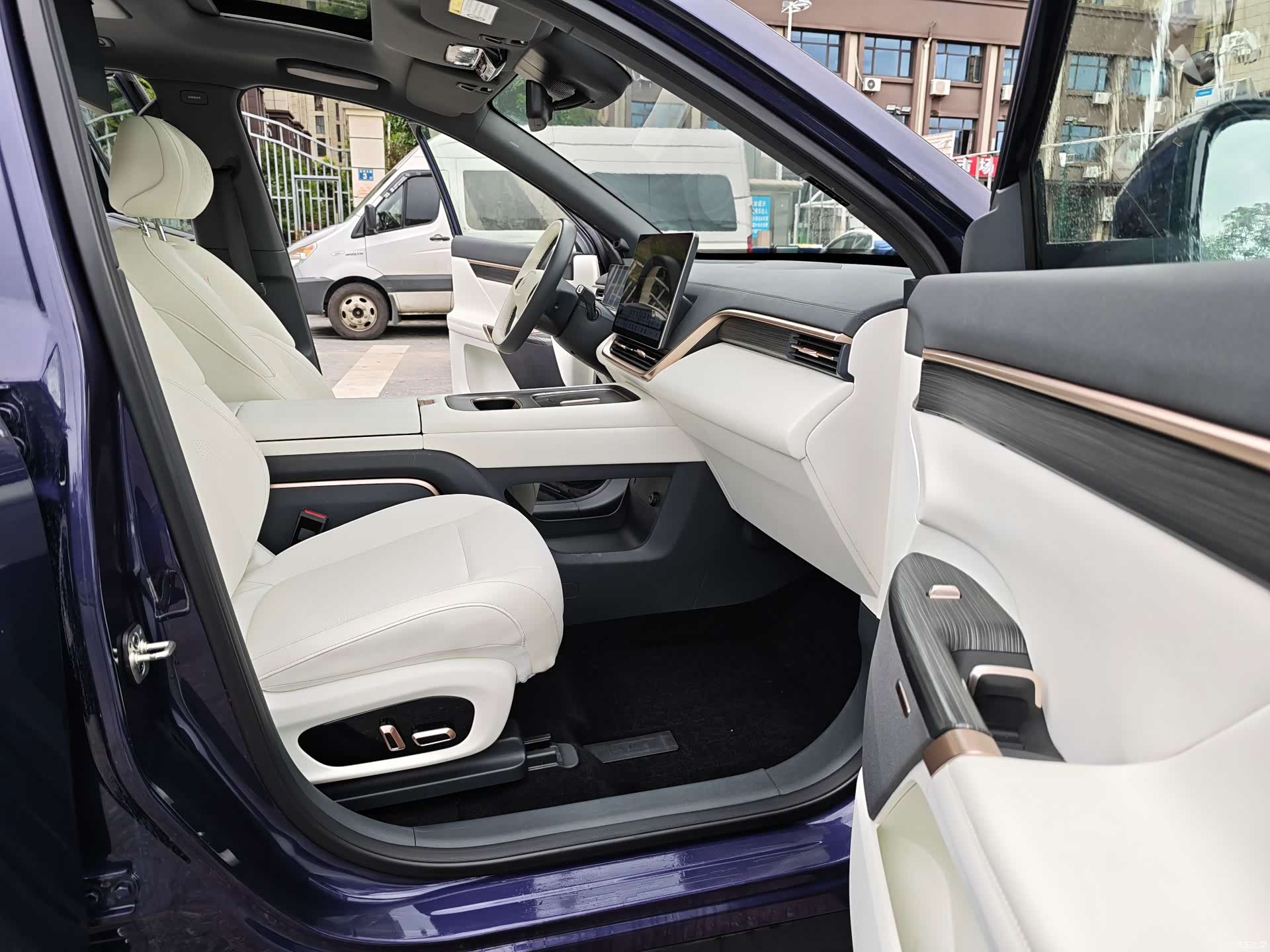 DongFeng eπ008, 2024 13