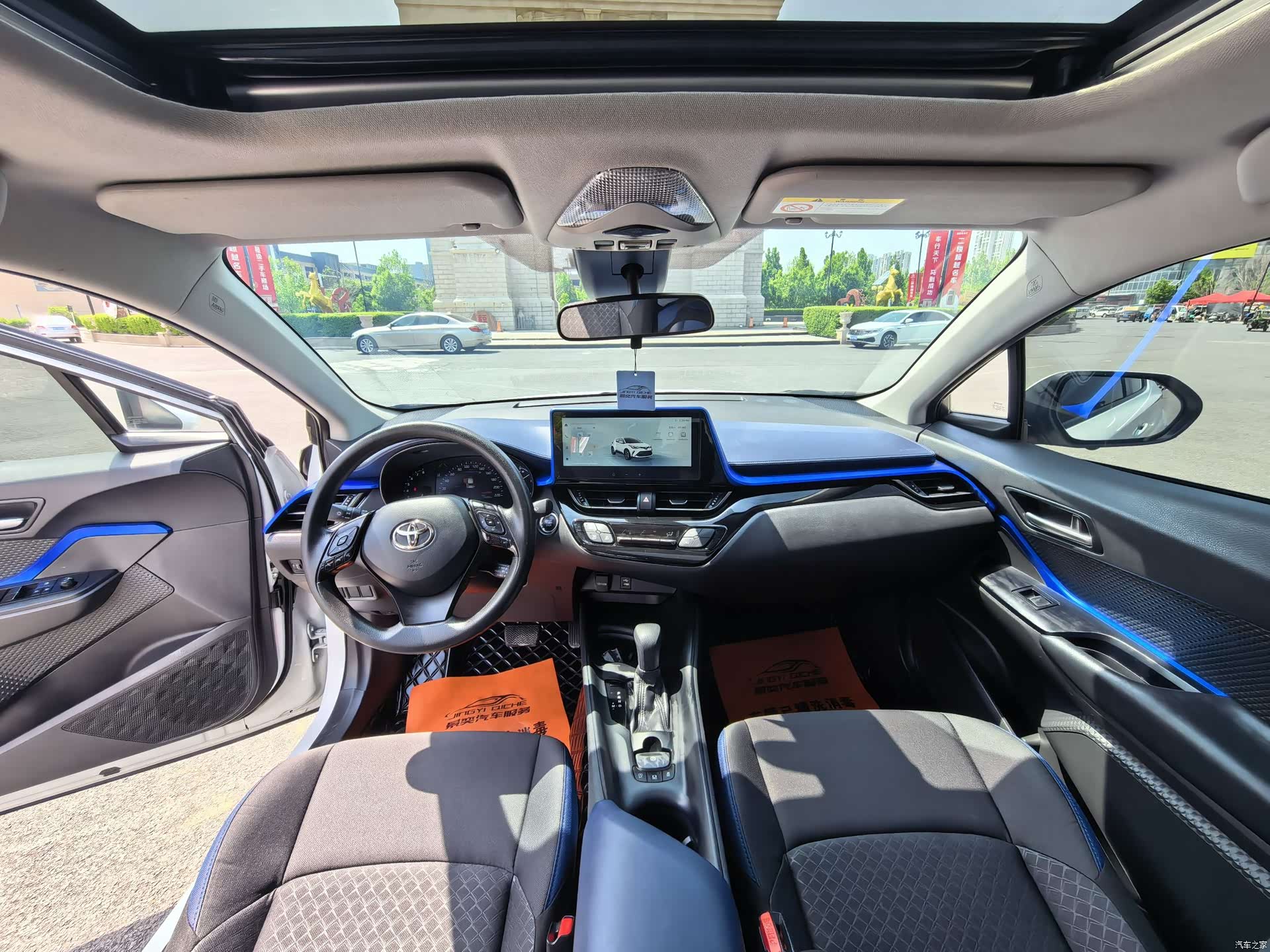 Toyota C-HR, 2023 все фото