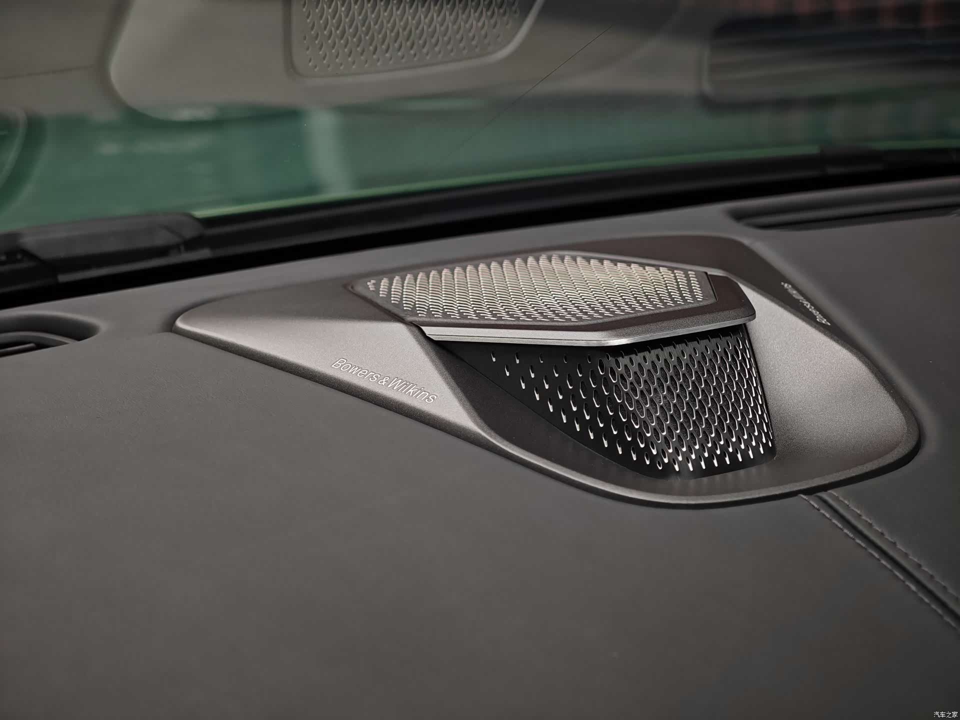 Aston Martin DB12, 1900 13
