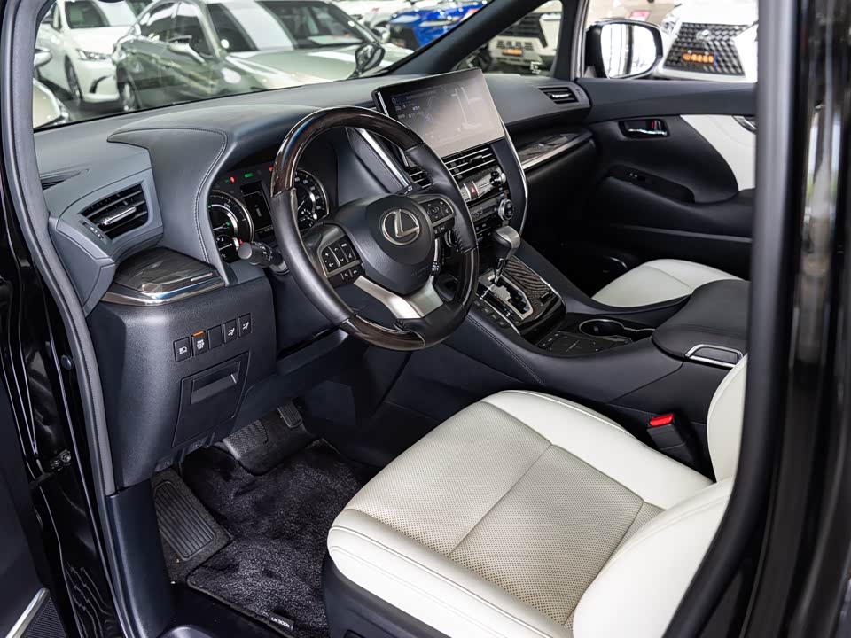 Lexus LM