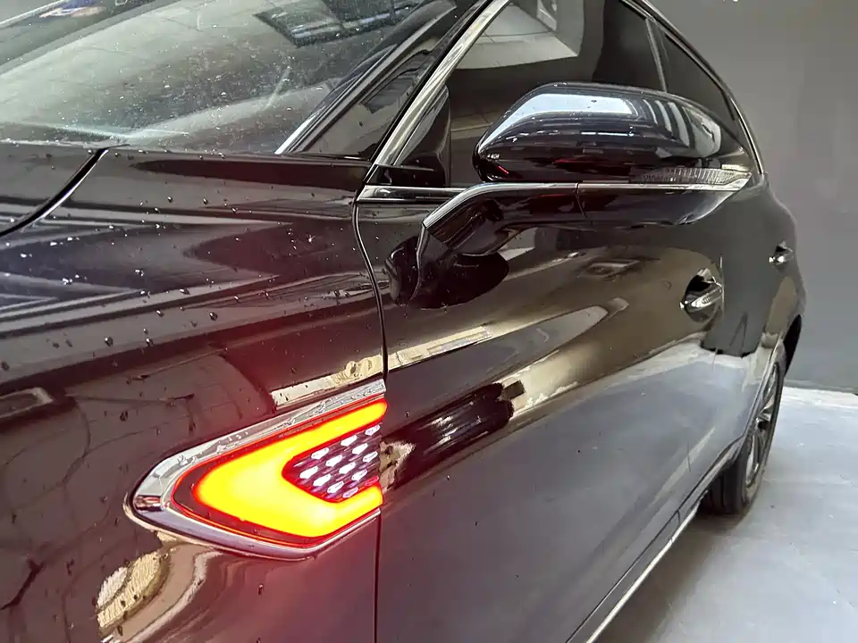 Hongqi HS5