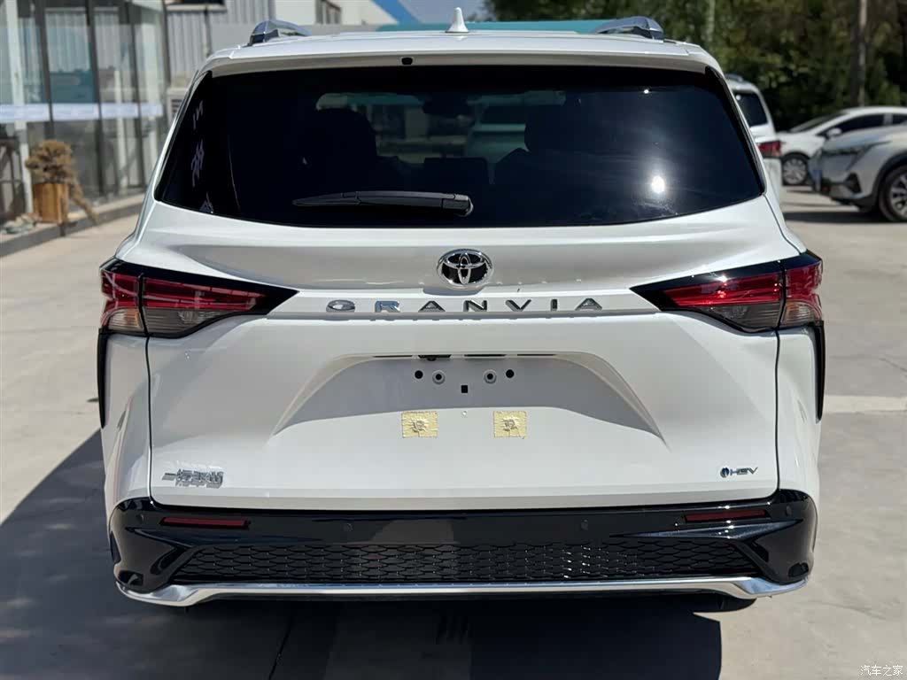 Toyota Granvia, 2026 все фото