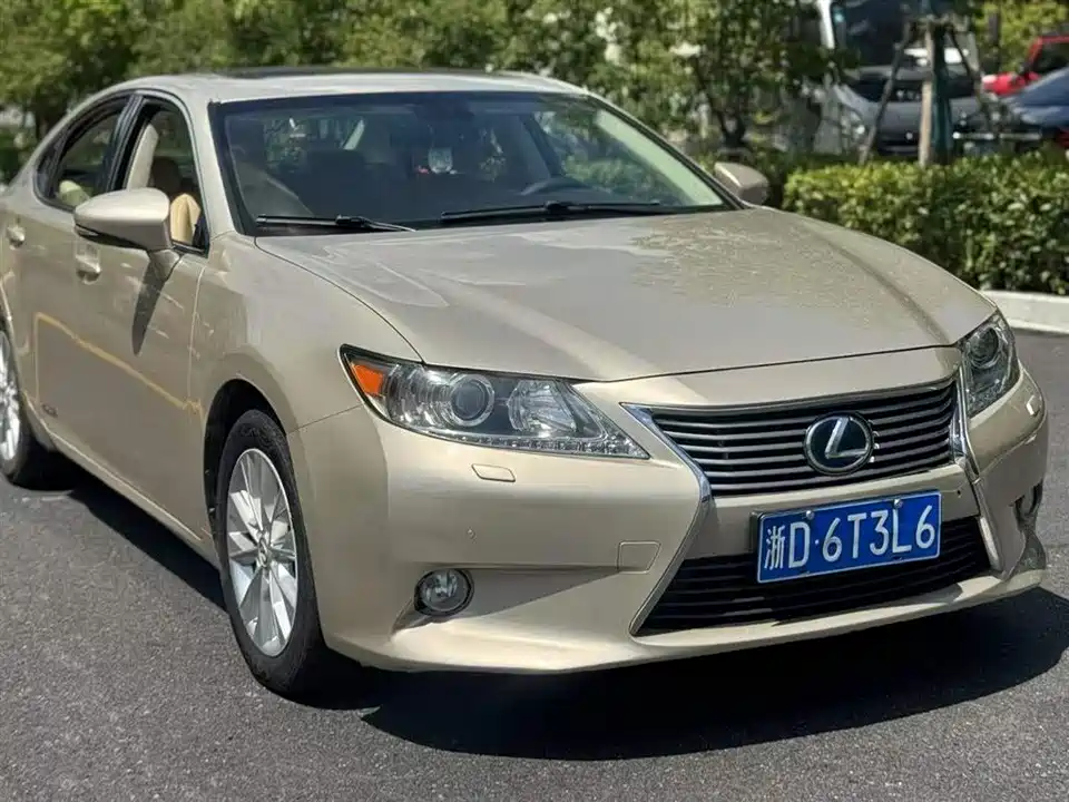 Lexus ES