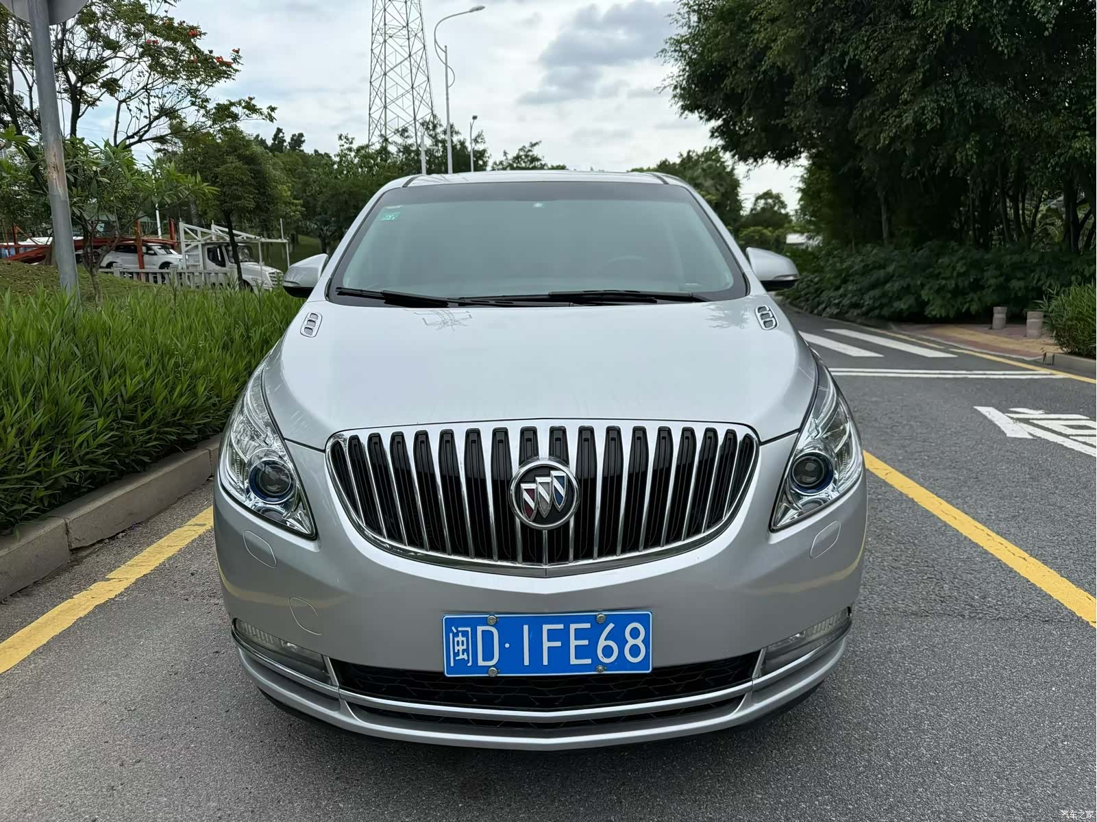 Buick GL8, 2012 3