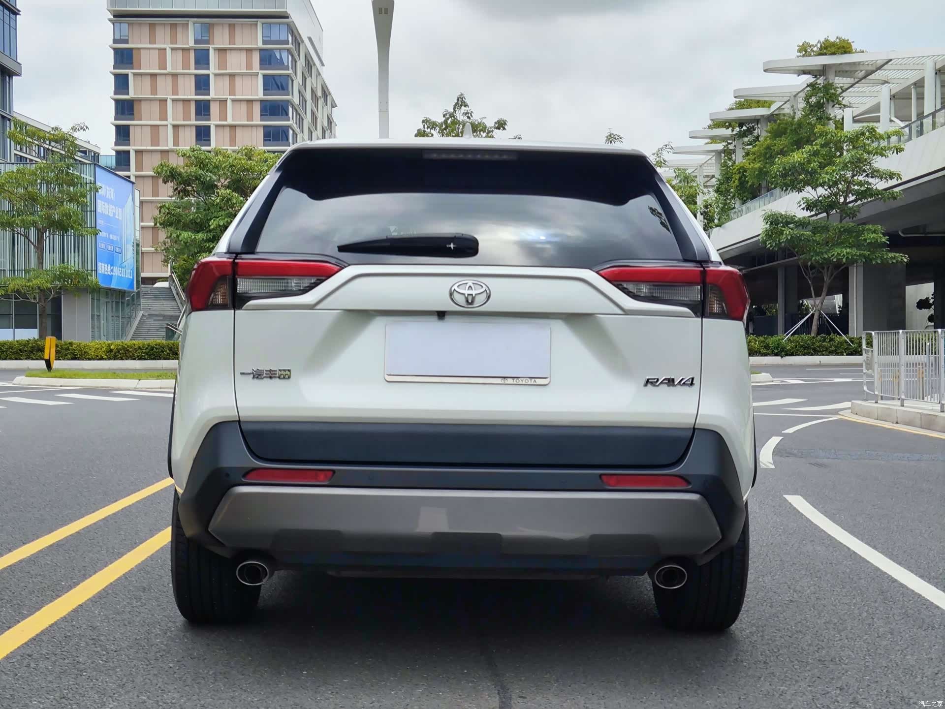 Toyota RAV4, 2023 все фото