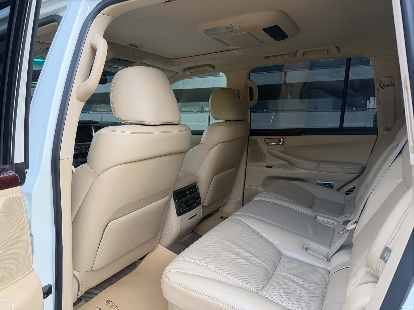 Lexus LX, 2011 10