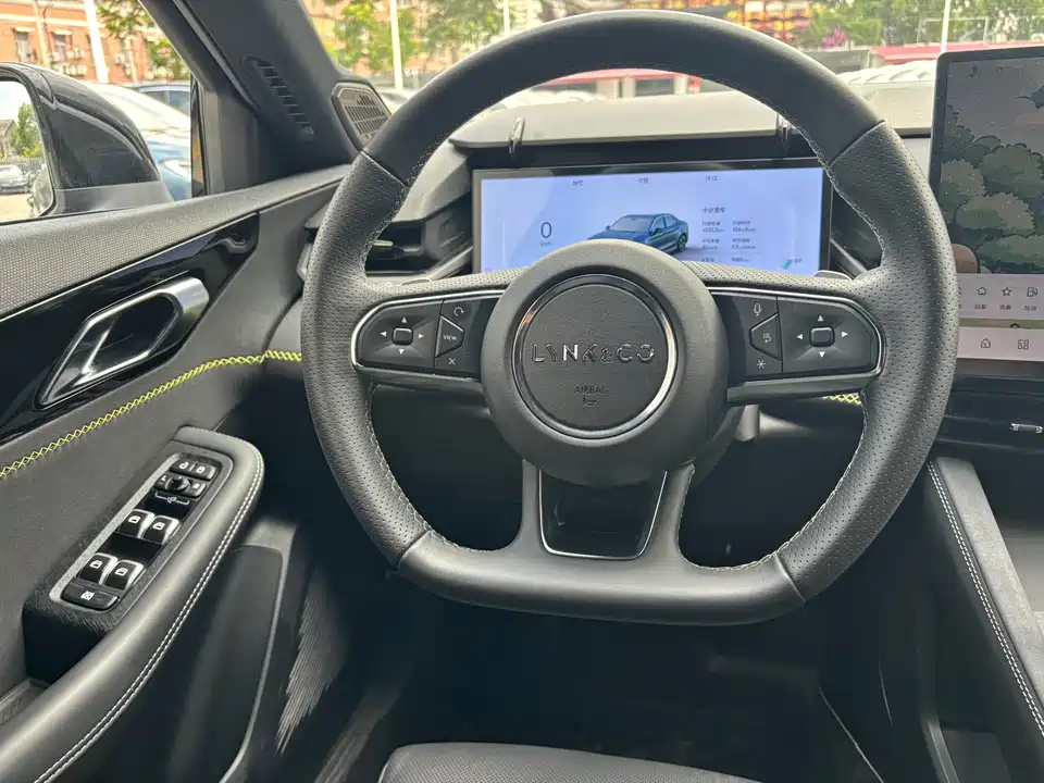Lynk & Co 03