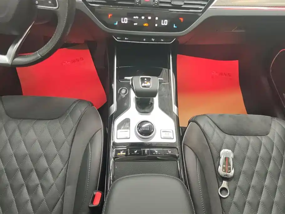 Hongqi HS5
