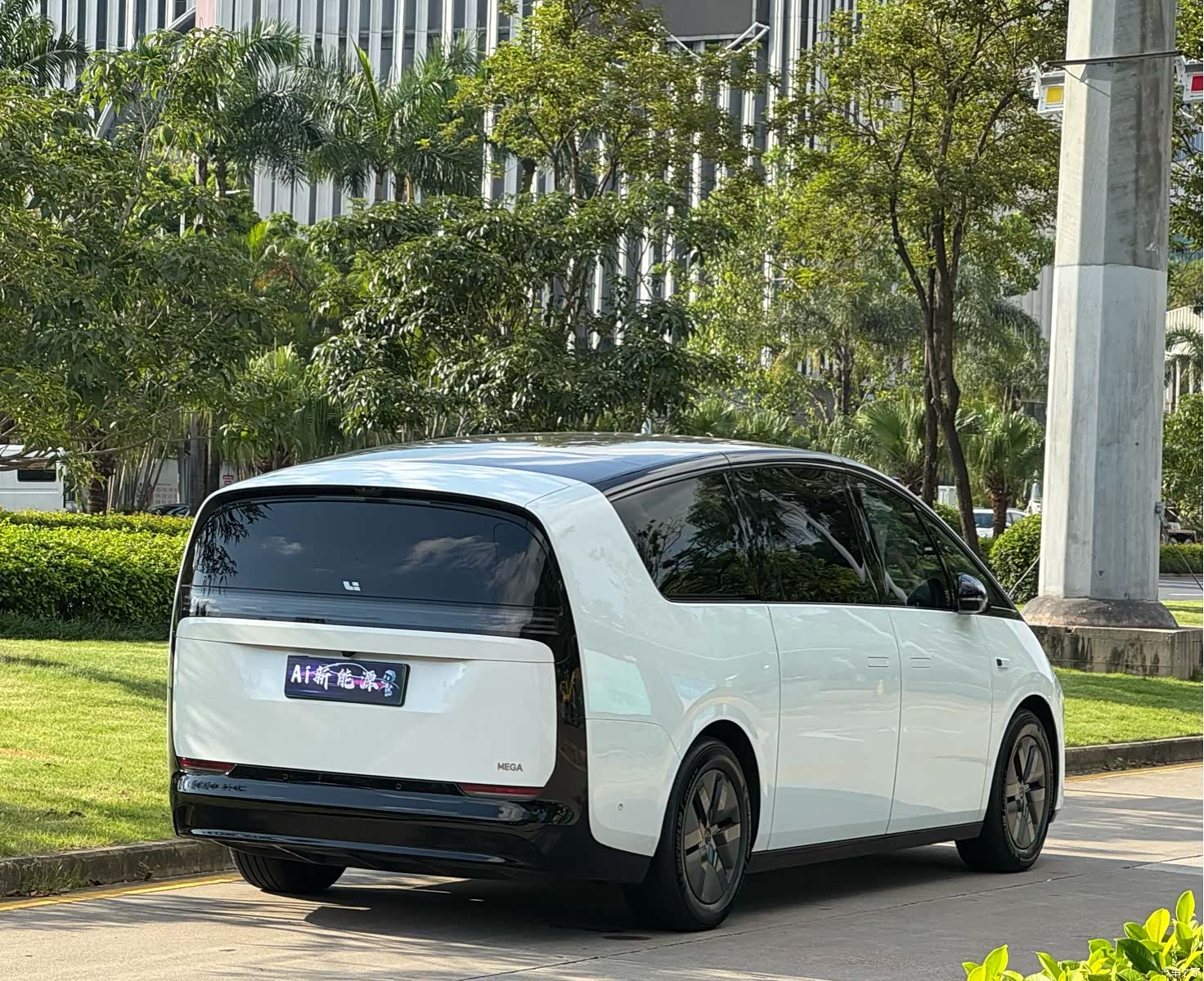 Li Auto MEGA, 2025 4