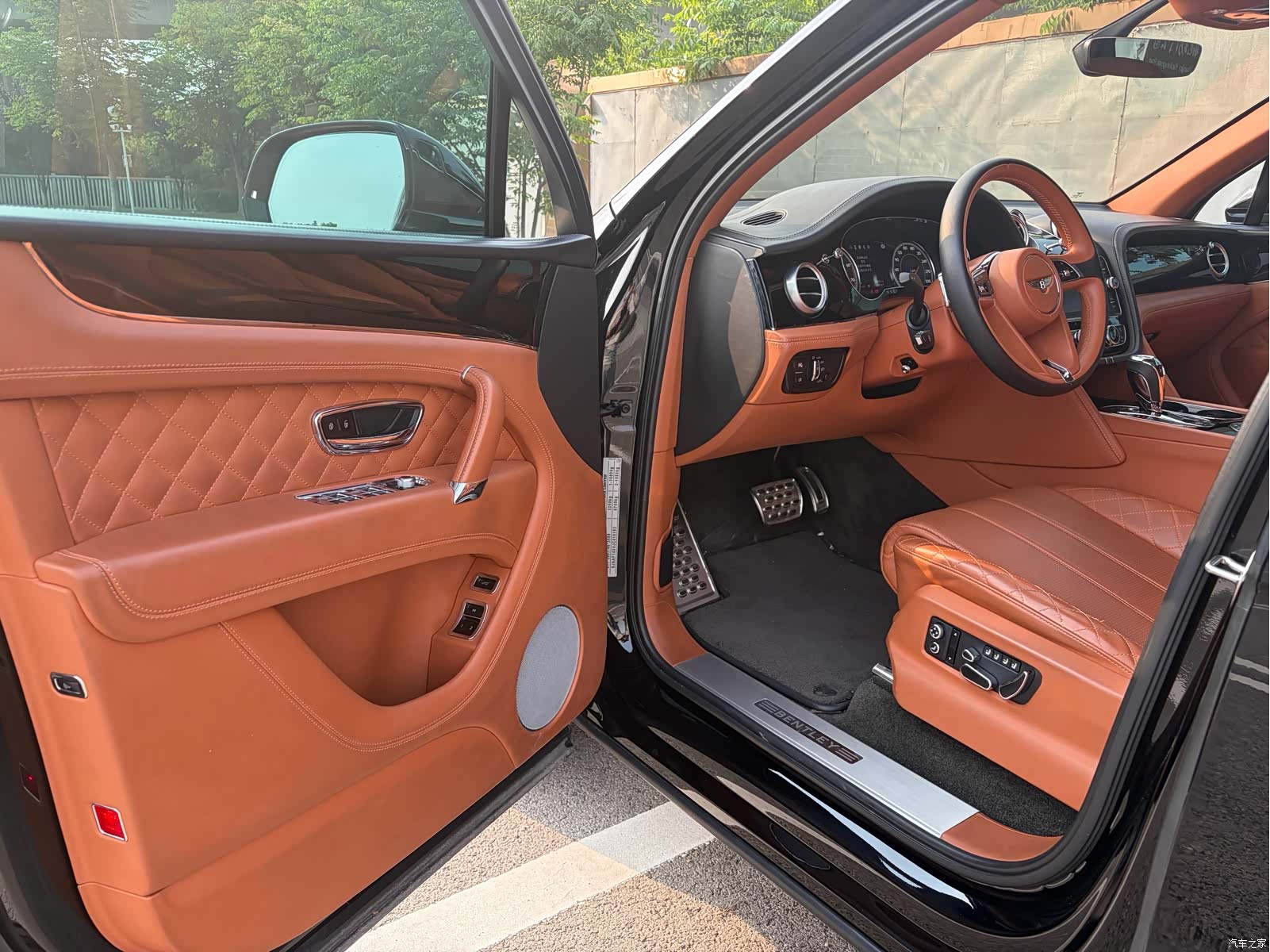 Bentley Bentayga, 2018 13