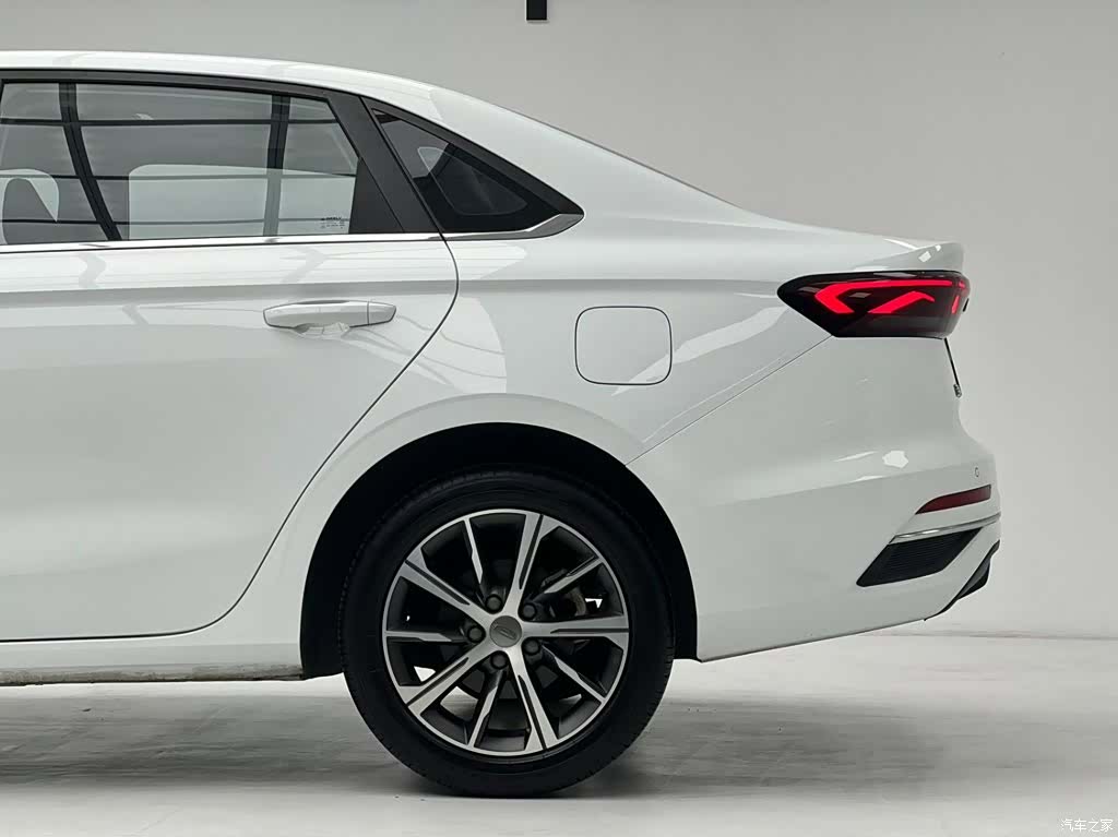 Geely Emgrand, 2022 14