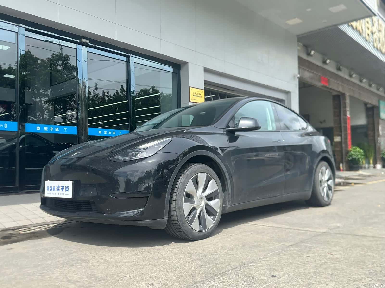 Tesla Model Y, 2023 1