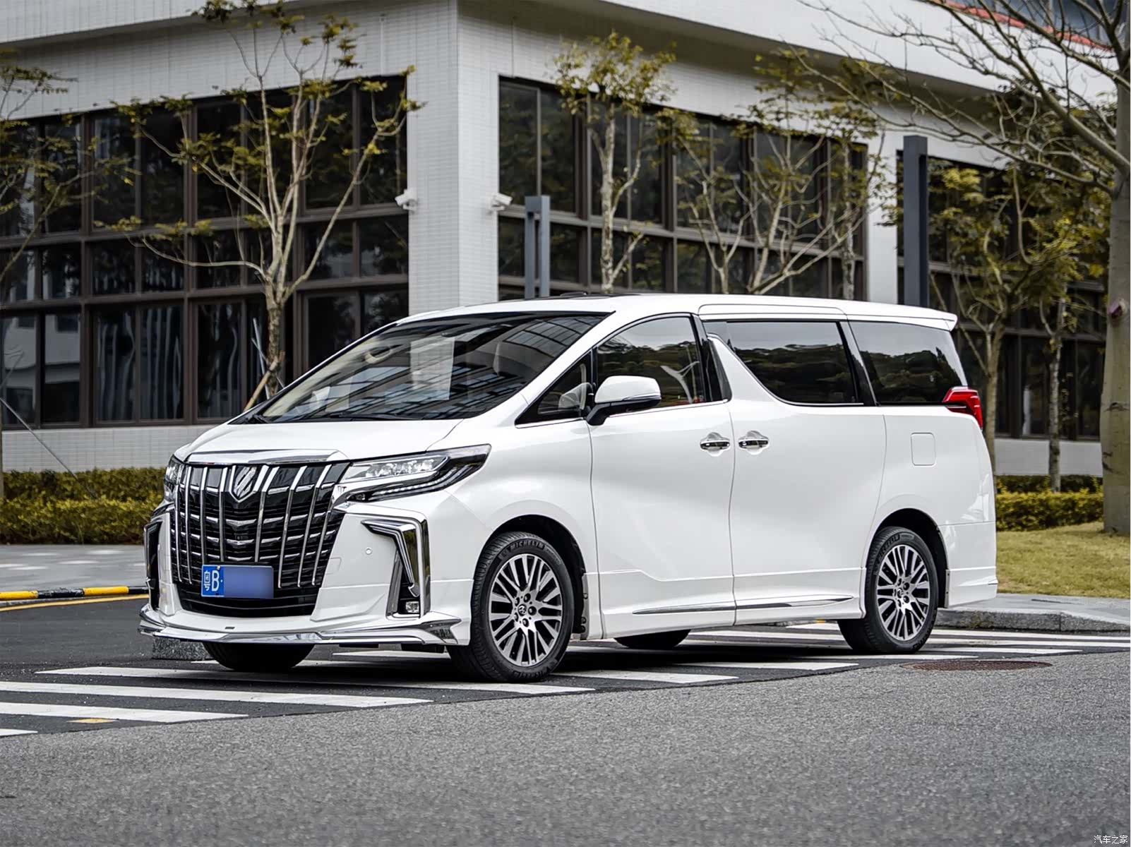 Toyota Alphard, 2017 1