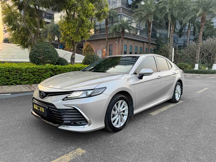 Toyota Camry 2022 — фото 1