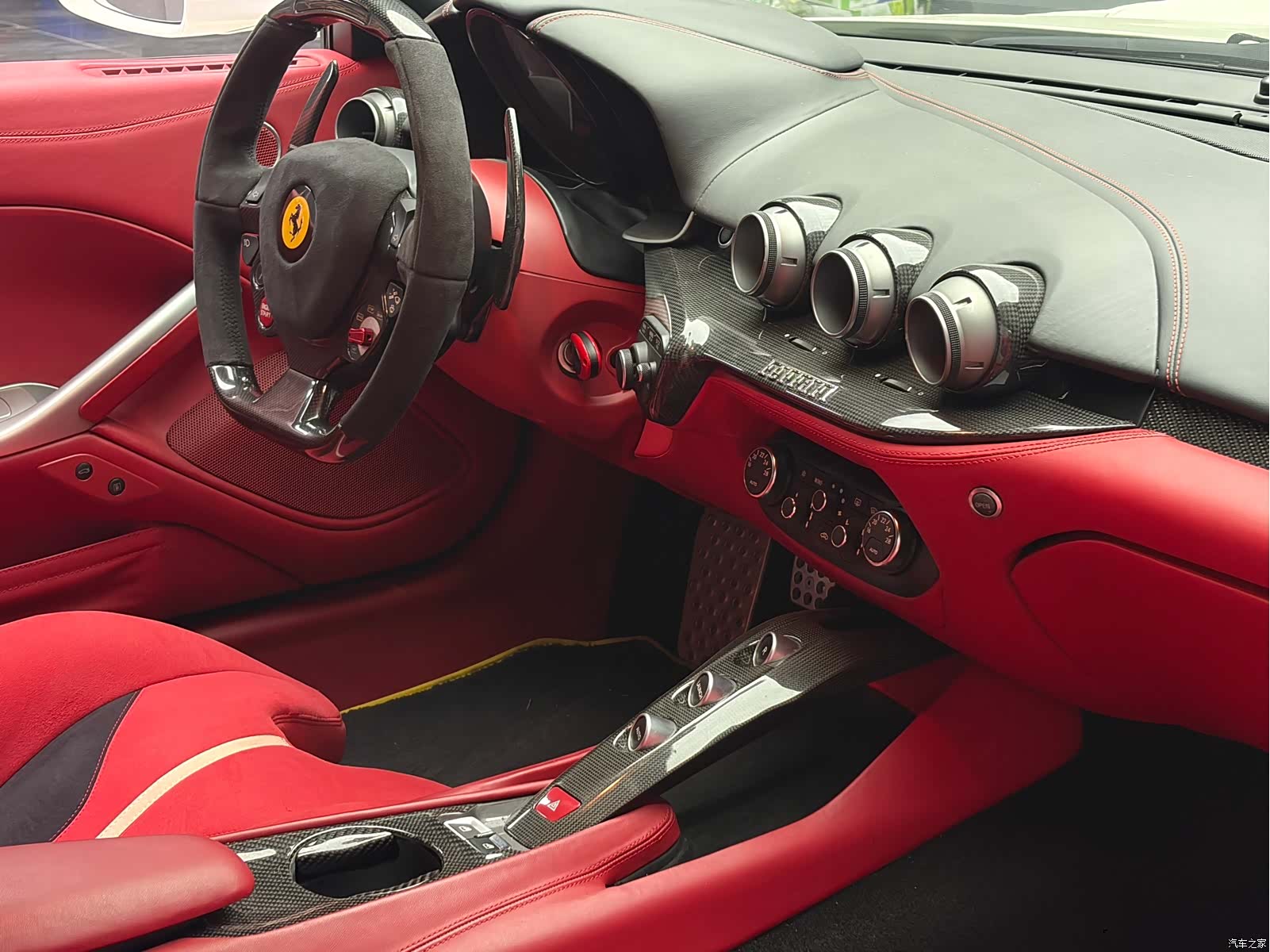 Ferrari F12ber, 2014 18