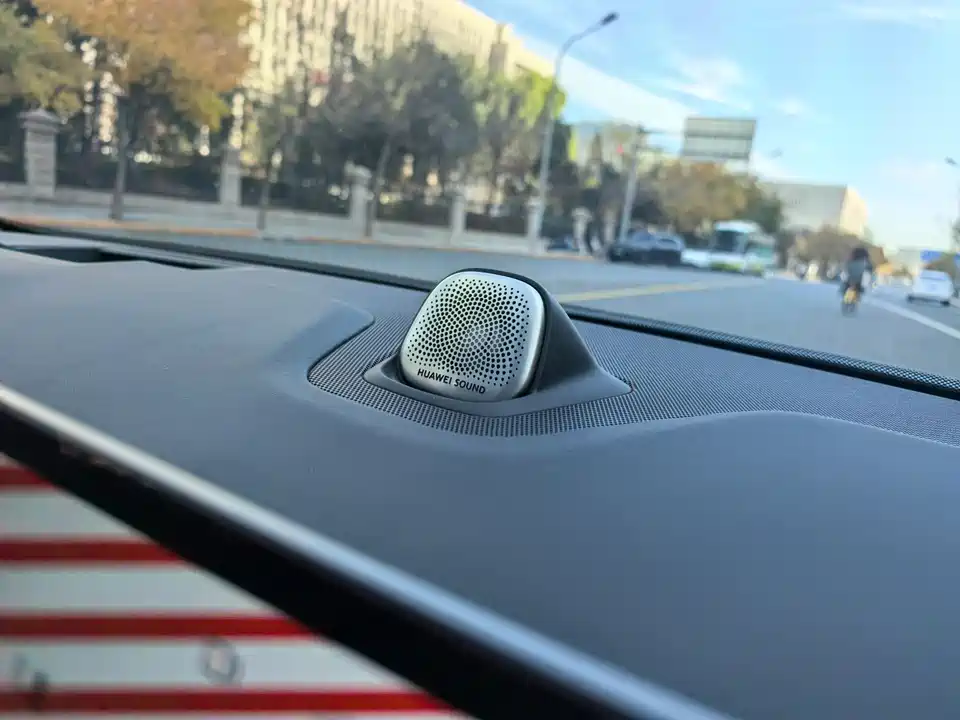 AITO Ask the world M5