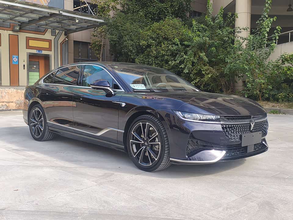 VOYAH Lantu chasing light