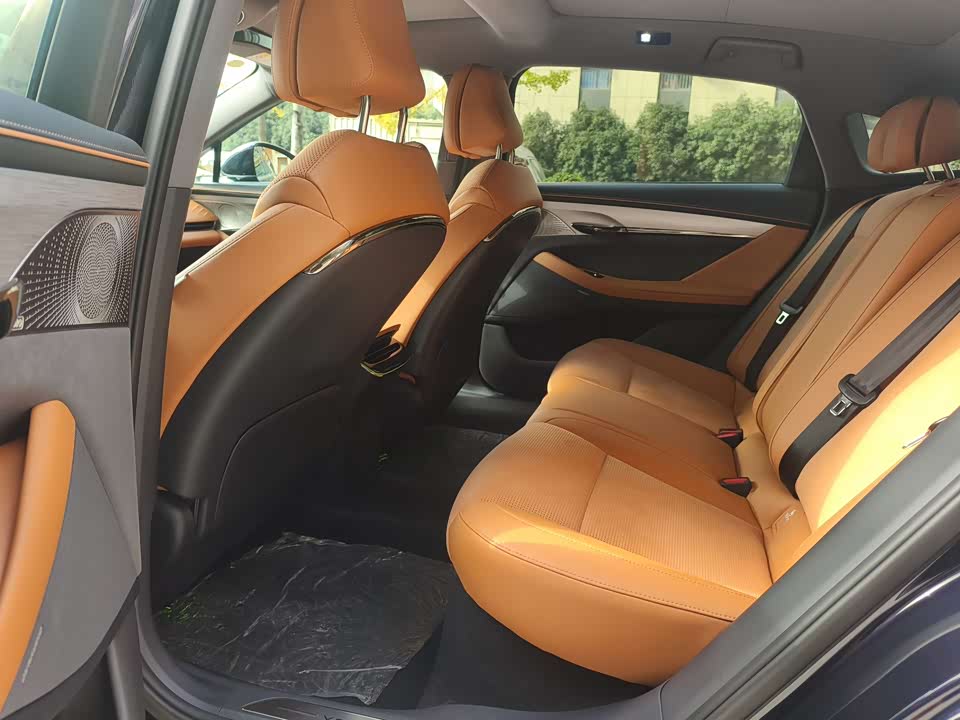 VOYAH Lantu chasing light