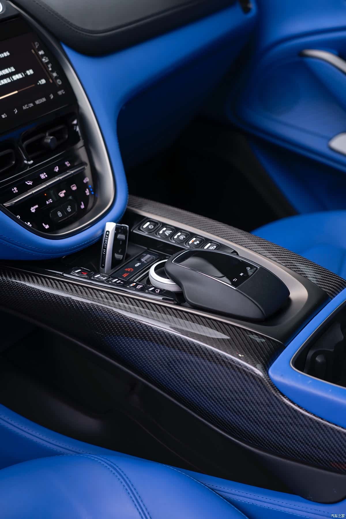 Aston Martin DBX, 2022 12