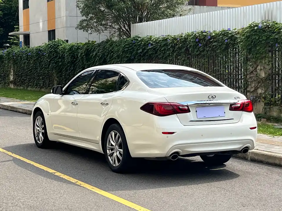 Infiniti Q70