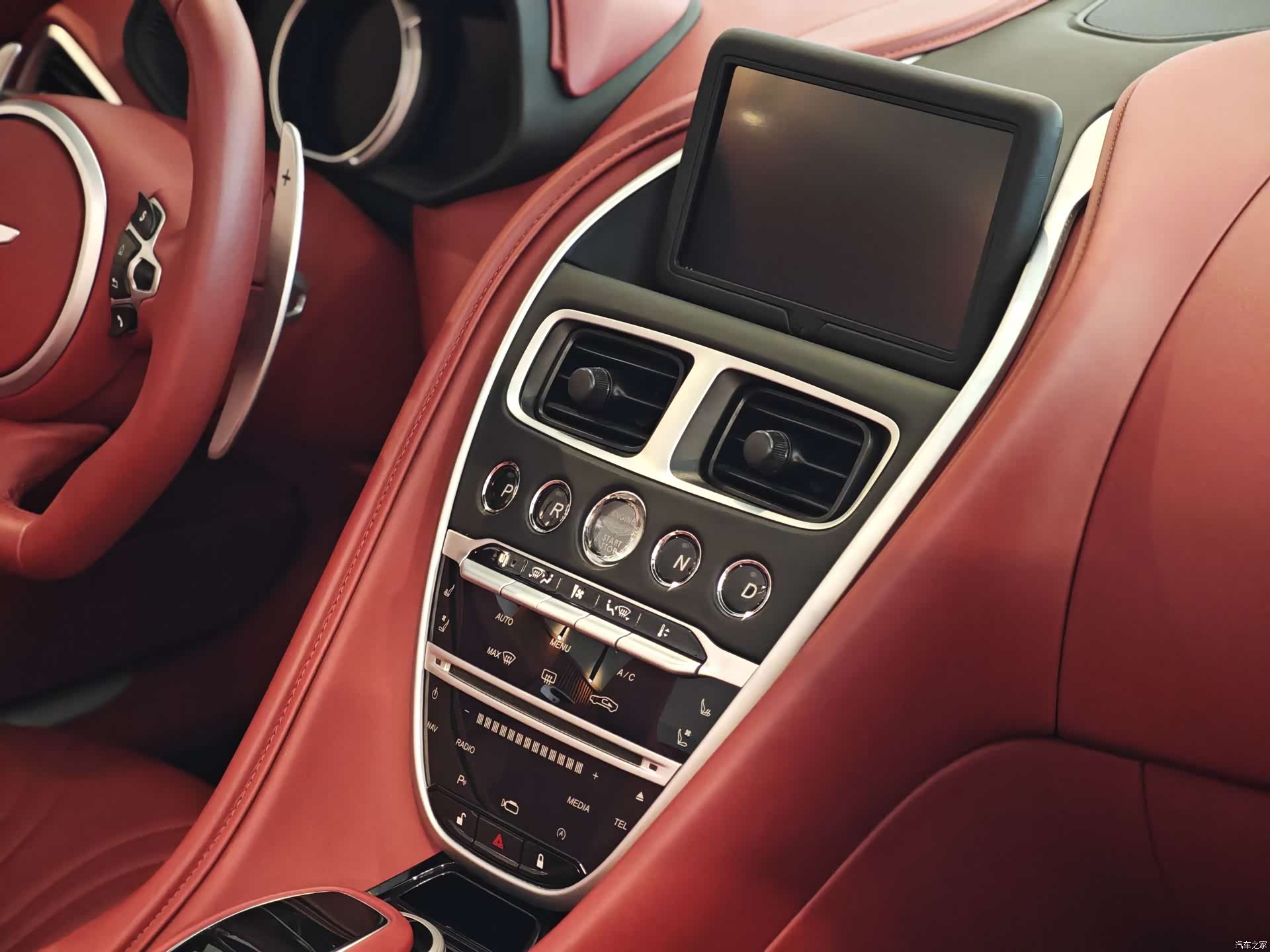 Aston Martin DB11, 2023 14